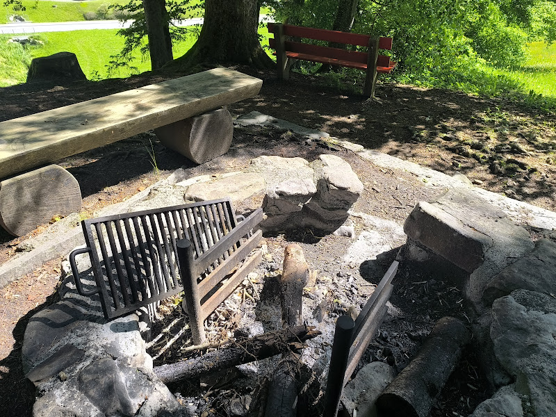 Spielplatz mit Feuerstelle
